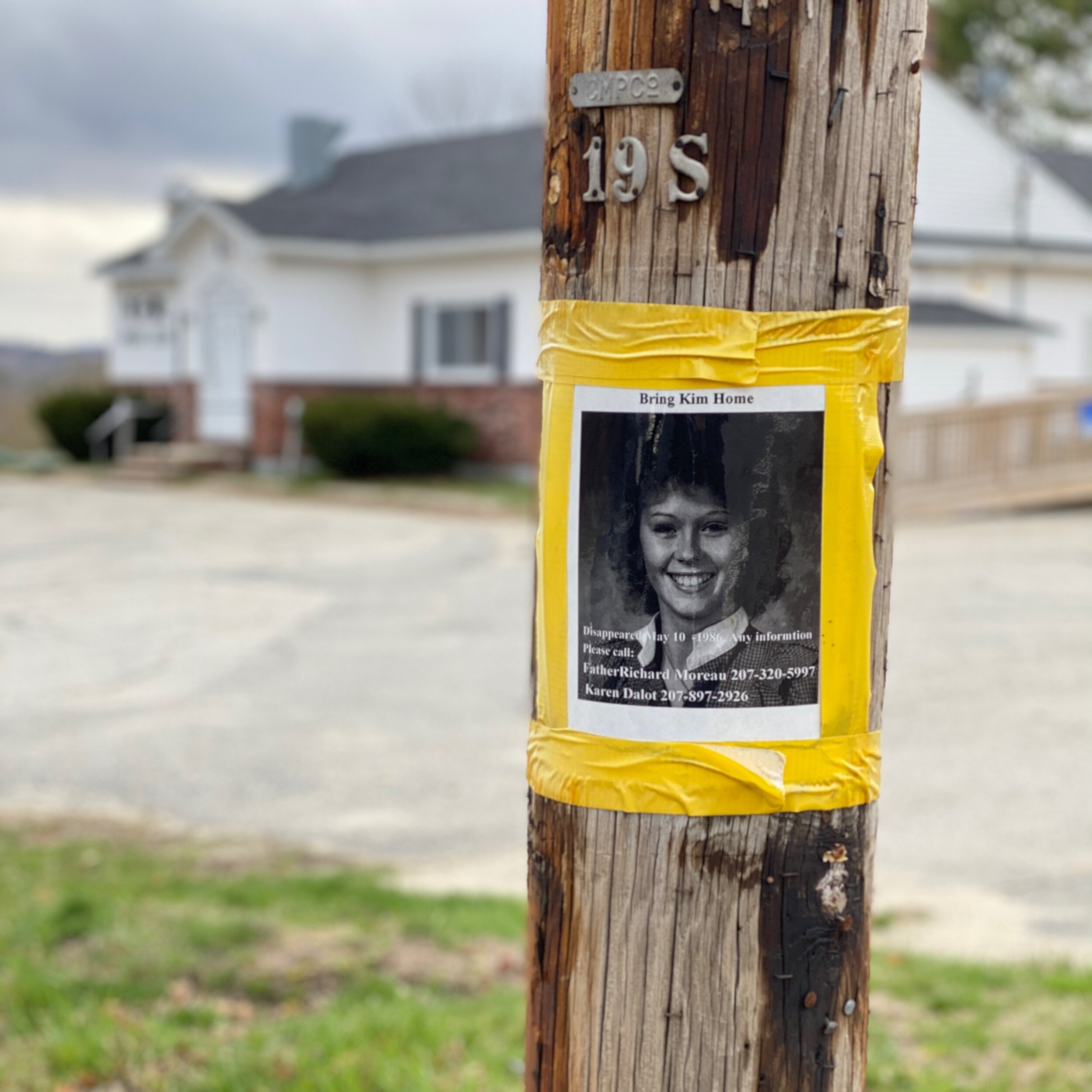 Kim's missing poster on a pole in 2021.
